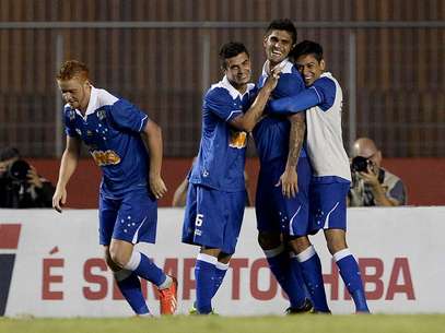 Cruzeiro comemora um dos três gols de Luan Foto: Ricardo Matsukawa / Terra