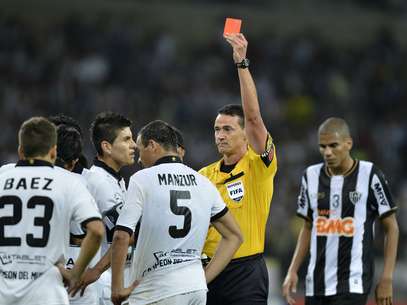 Manzur foi expulso no fim do segundo tempo e facilitou a missão do Atlético-MG Foto: Reuters