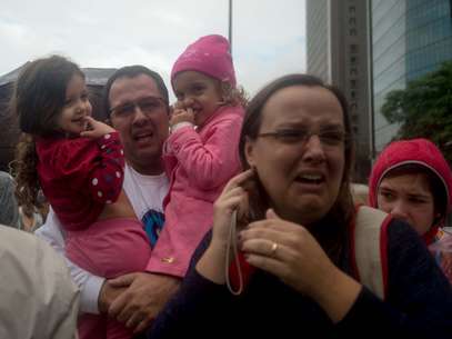 27 de julho - Casal chora de emoção após beijo de Papa na menina de touca Foto: Mauro Pimentel / Terra