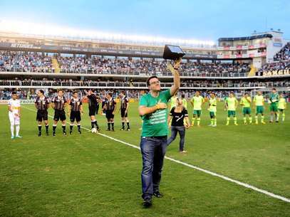 Mauro Beting durante homenagem na Vila Belmiro após a morte de seu pai, Joelmir Beting Foto: Sergio Barzaghi / Gazeta Press Mauro Beting durante homenagem na Vila Belmiro após a morte de seu pai, Joelmir Beting Foto: Sergio Barzaghi / Gazeta Press