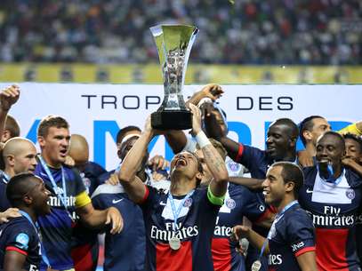 Capitão Thiago Silva levanta Supercopa da França para o PSG Foto: AFP