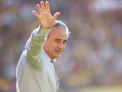 Tite acena: Corinthians já se vê, aos poucos, perto do G-4 Foto: Giuliano Gomes / Gazeta Press Tite acena: Corinthians já se vê, aos poucos, perto do G-4 Foto: Giuliano Gomes / Gazeta Press