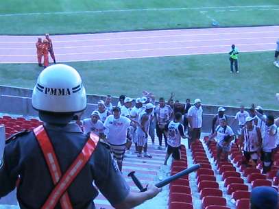 Torcidas entraram em conflito após provocação à uniformizada do Santa Cruz Foto: Clodoaldo Corrêa / Especial para Terra