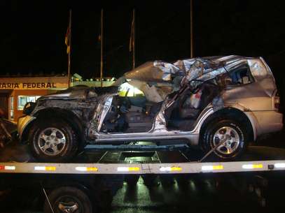 Carro ficou totalmente destruído após a colisão Foto: PRF-RS / Divulgação