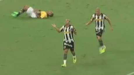 Com gol de Sheik, Botafogo abre o placar contra o Criciúma