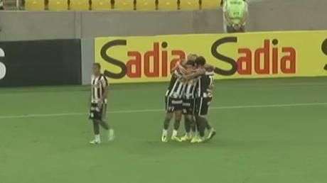 Sheik marca o segundo gol do Botafogo contra o Criciúma