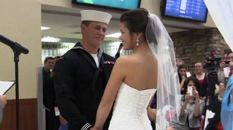 Infante de la Marina de EE.UU. se casa en un aeropuerto