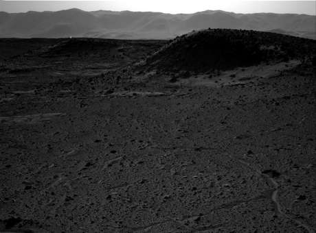 Ponto luminoso aparece no fundo da foto, próximo às "montanhas", no horizonte de Marte Foto: Reprodução NASA