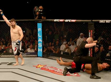 Roy Nelson comemora depois de nocautear Minotauro em Abu Dhabi Foto: Getty Images