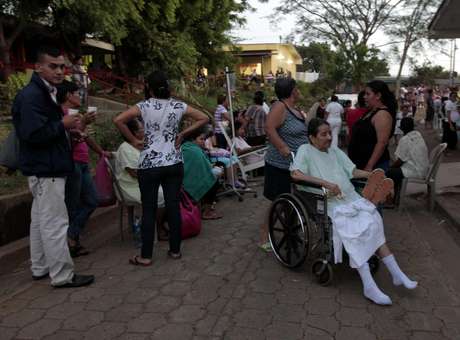 Pacientes são evacuados de hospital após terremoto atingir a Nicarágua, na última quinta-feira Foto: Oswaldo Rivas / Reuters