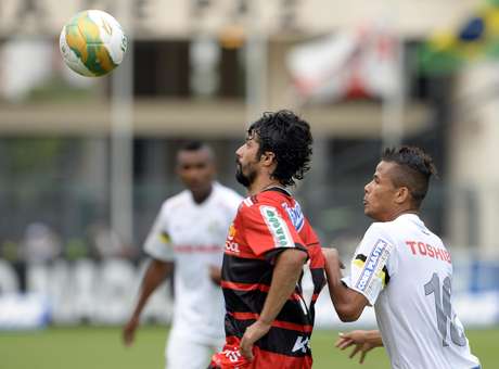 Cristian disputa bola na final do Campeonato Paulista entre Santos e Ituano Foto: Alan Morici / Terra