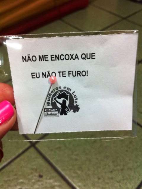 Kit da campanha 'Não me encoxa que eu não te furo': busca de paliativos individuais contra a violência no metrô Foto: Movimento Mulheres em Luta / Divulgação