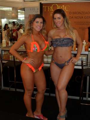 Ana Paula e Tatiane Minerato foram as representantes de uma marca de bronzeamento Foto: Franklin Lopes/AgNews