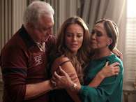 Paloma (Paolla Oliveira) volta para a casa dos pais, pede perdão e conta que pretende se tornar uma pediatra Foto: TV Globo / Divulgação