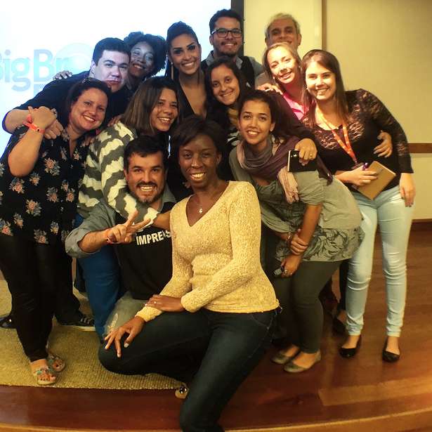 Jornalistas se reúnem com Amanda ao final da coletiva de imprensa