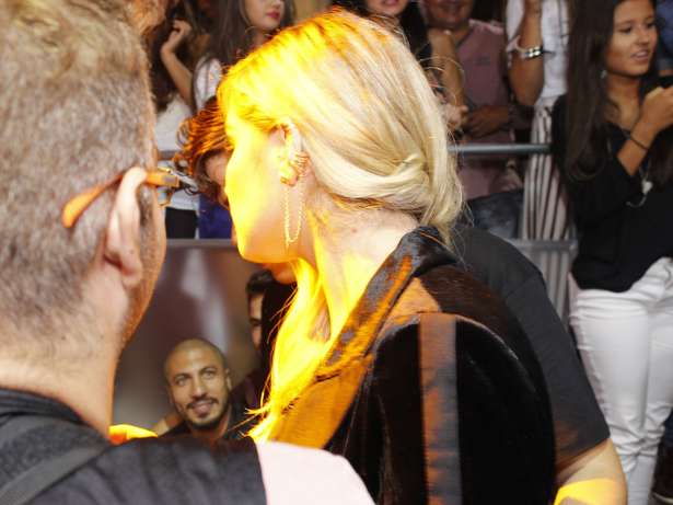 Fernando observa Aline com um sorrisão no rosto durante a final do BBB