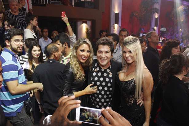 Francielle e Julia tietam o cantor Daniel