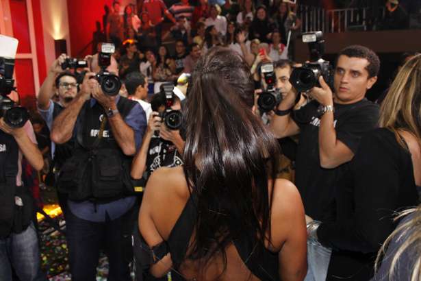 ...Amanda é assediada pela imprensa na final do BBB 15.