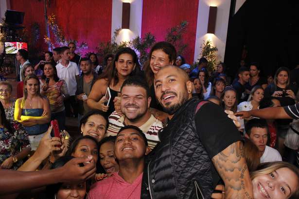 Fernando posa com a plateia enquanto...