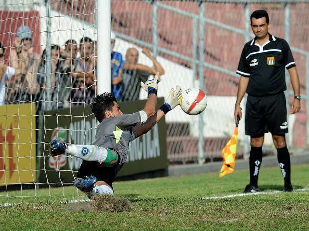 Com grande atuação de goleiro Paulo Henrique, Goiás avançou à decisão da Copa SP 2013 Foto: Bruno Santos / Terra