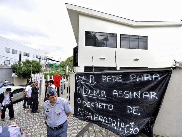 Faixa feita pelos manifestantes pendem intervenção do ex-presidente Lula Foto: Fernando Borges / Terra