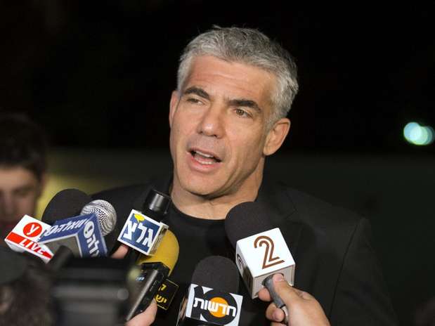 Lapid concedeu entrevista coletiva em Tel Aviv; o centrista descarta formar uma coalizão para retirar Netanyahu do poder Foto: / AFP