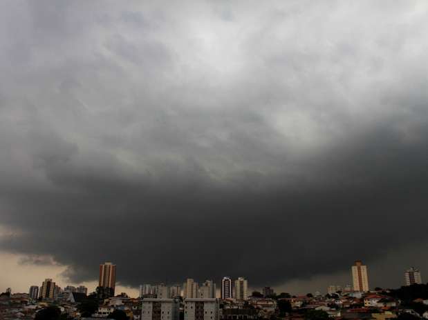 Nuvens carregadas foram registradas sobre a região de Santana, zona norte da cidade de São Paulo  Foto: Willians Queiroz / Futura Press