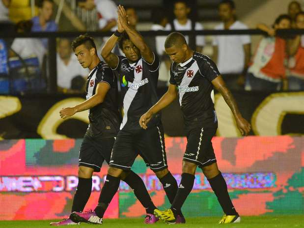 Após sofrer primeiro gol, Bernardo e Carlos Alberto comandaram reação do Vasco Foto: Bruno de Lima / Agência Lance