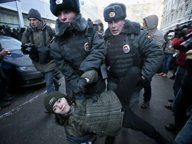 Policiais afastam jovem que protestava em frente à Câmara Baixa do Parlamento russo Foto:  / AP
