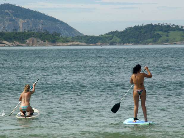 26 de janeiro - Mulheres praticam stand up paddle na praia de Ipanema no Rio  Foto: Alessandro Buzas / Futura Press