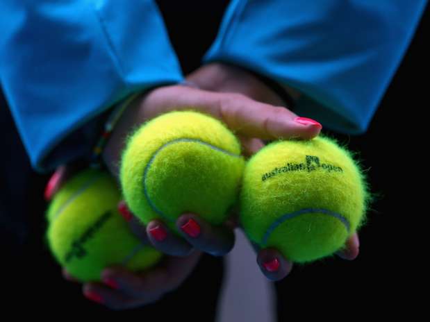Pegadora de bolas fica municiada para agilizar a reposição durante o torneio Foto: Getty Images