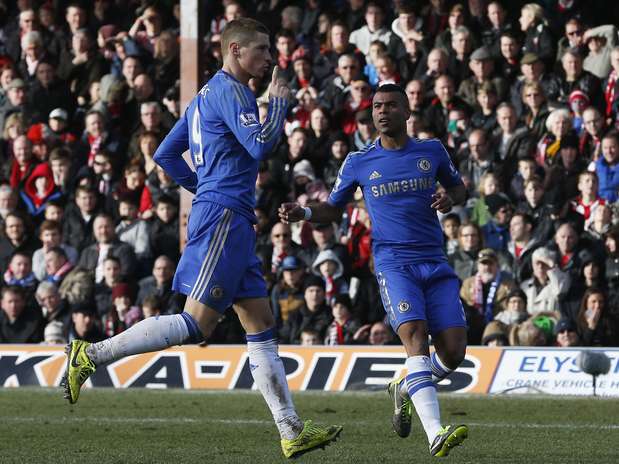 Muito criticado no Chelsea, Fernando Torres salvou a equipe londrina de vexame ao marcar gol de empate Foto: / Reuters