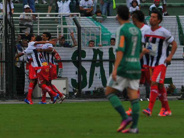 Penapolense reagiu rápido e venceu de virada o Palmeiras, mesmo com um jogador expulso Foto: Marcelo Pereira / Terra