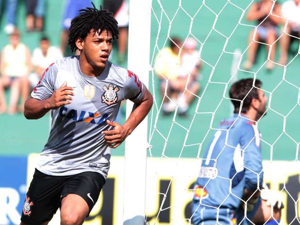 Romarinho marcou de cabeça o único gol do jogo Foto: Célio Messias / Agência Lance