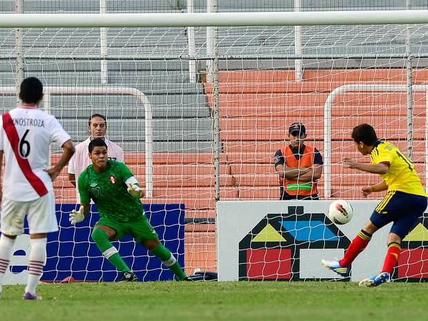 Juan Fernando Quintero decidiu o jogo com boa cobrança de pênalti Foto:  / AFP