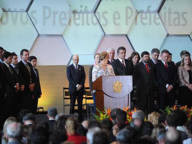 Dilma lamentou tragédia ocorrida em Santa Maria (RS) durante encontro com prefeitos Foto: Fabio Pozzebom / Agência Brasil
