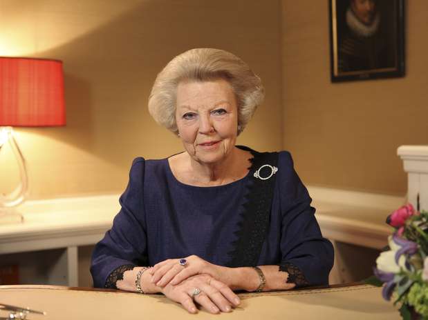 A rainha Beatrix, 75 anos, foi à TV anunciar para o povo holandês que vai abdicar ao trono após 33 anos Foto:  / Reuters