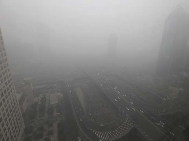 Autoridades de Pequim aconselharam os moradores a permanecer em casa o máximo possível, uma vez que a poluição está severa Foto: Reuters