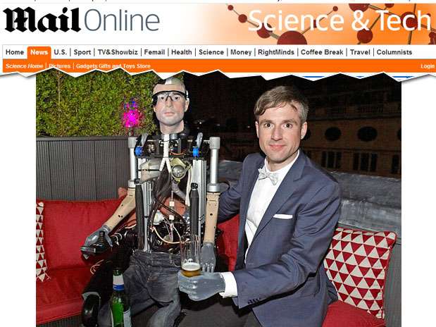 Bertolt Meyer, psicólogo social e apresentador do programa de TV, tem um braço protético que custou 30 mil libras - cerca de R$ 95 mil Foto: Daily Mail / Reprodução