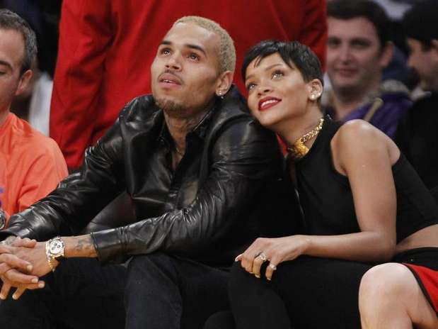 A cantora Rihanna aparece com Chris Brown em jogo da NBA em Los Angeles no dia 25 de dezembro. Ela disse ter reatado namoro com Brown. Foto: Danny Moloshok / Reuters