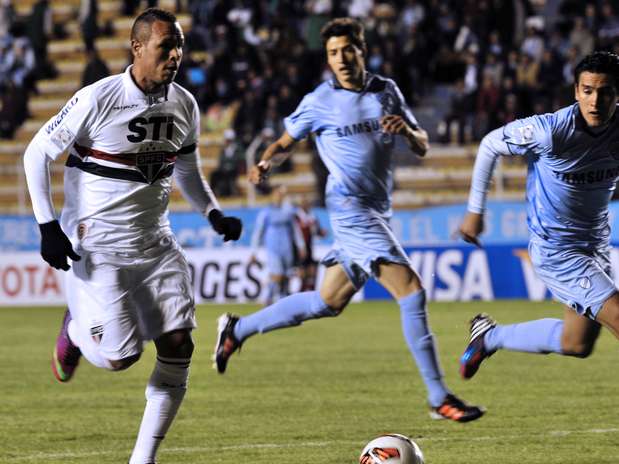 Luís Fabiano fez o primeiro gol do São Paulo em derrota para o Bolívar na primeira fase da Copa Libertadores; equipe paulista foi à fase de grupos Foto:  / AFP