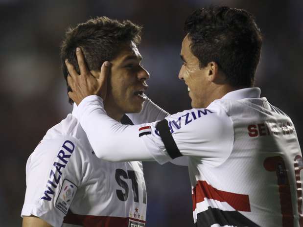 Osvaldo e Jadson foram os destaques do São Paulo no primeiro tempo Foto: AP