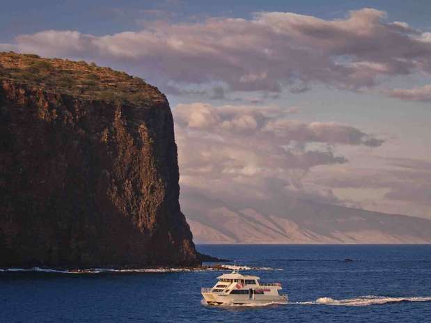 A 45 minutos de ferryboat de Maui, a ilha de Lanai é uma das menores e mais intocadas do Havaí. Sem semáforos ou redes de comida rápida, a ilha tem uma pequena população de menos de 3 mil habitantes, oferecendo aos visitantes um aspecto tranquilo do arquipélago. Para garantir o conforto de uma viagem romântica, dois dos três hotéis da ilha são resorts cinco estrelas da rede Four Seasons Foto: HTA / Divulgação