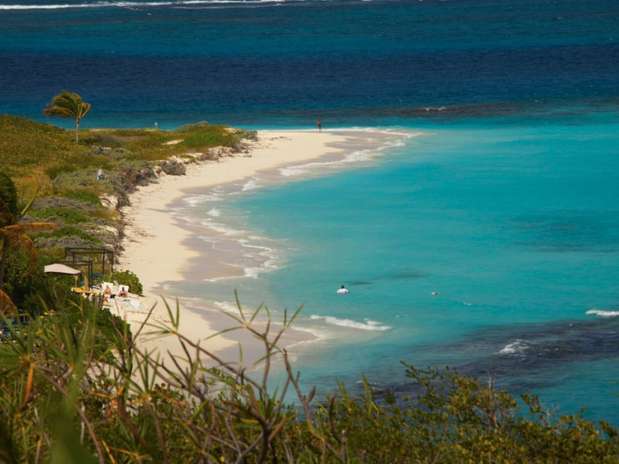 Sinônimo de beleza e tranquilidade, a ilha de Anguila mistura elegância e simplicidade no norte do Caribe. Os turistas podem aproveitar mais de 30 praias de areia branca relaxando nas águas mornas da região curtindo belas paisagens em clima de romance Foto: Anguilla Tourist Board / Divulgação