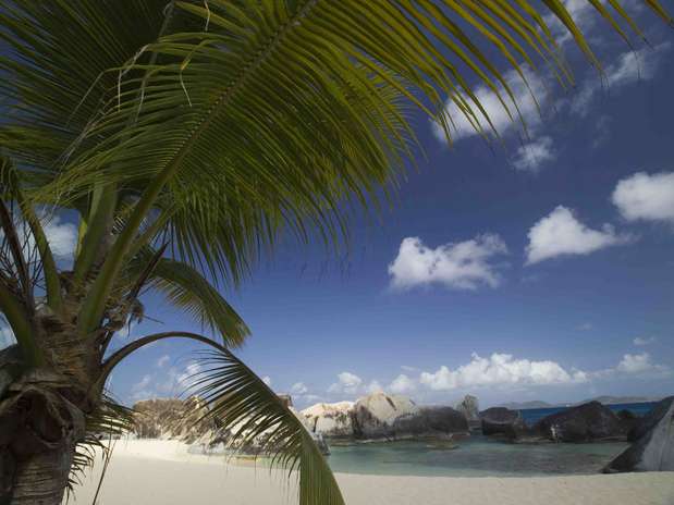 As Ilhas Virgens Britânicas são compostas por mais de 50 ilhas, sendo as maiores delas Tortola, Anegada e Virgin Gorda. Todas têm praias incríveis, mas Virgin Gorda se destaca por suas grandes formações rochosas de granito conhecidas como Baths, formando lindas piscinas naturais Foto: British Virgin Islands Tourism / Divulgação