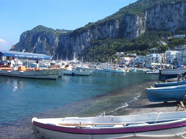 Glamourosa ilha da baía de Nápoles, Capri se destaca por suas lindas paisagens e seus penhascos pontuados com vilas, hotéis e restaurantes ideais para se deliciar com a gastronomia local. O ambiente convida ao romantismo, curtindo os charmes da ilha bem acompanhado Foto: stock.xchng