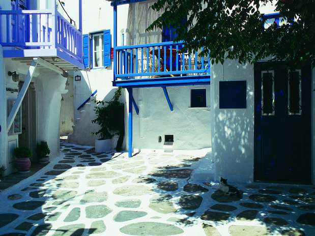 Todas as ilhas gregas têm um charme único, mas nenhuma delas tem a beleza de Mykonos, situada no norte das Ilhas Cíclades. Mykonos tem igrejas brancas, e praias para aproveitar durante o dia, e muitas baladas para agitar durante a noite inteira, após pores-do-sol de tirar o fôlego Foto: Divulgação
