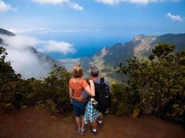 A ilha de Kauai esconde algumas das paisagens mais incríveis de todo o arquipélago havaiano. Habaleia Bay, no norte da ilha, as belas falésias da costa de Na Pali e o Canyon de Waimea são algumas das belezas naturais que se encontram nos mais de 1440 km²  da ilha. Lindas praias, vilarejos autênticos e resorts de luxo fazem parte dos atrativos da quarta maior ilha do Havaí Foto: HTA / Divulgação