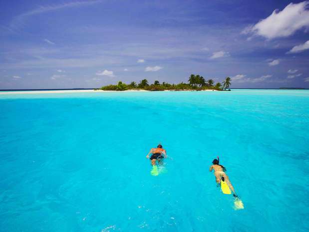 Remoto arquipélago do Oceano Índico, as Ilhas Maldivas recebem os visitantes com praias fantásticas, atóis, águas cristalinas e recifes de corais coloridos. O destino é perfeito para uma viagem em casal hospedando-se em  algum dos  hotéis de luxo espalhados pelo arquipélago Foto: Maldives Tourism / Divulgação