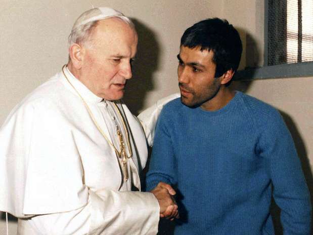 Em imagem de 1983, o papa João Paulo II aperta a mão de Mehmet Ali Agça Foto: / AP
